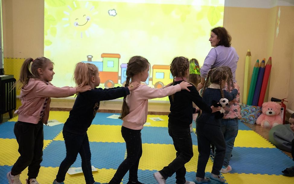 Ukraine: Kinder machen eine Polonaise durch den unterirdischen Kindergarten.