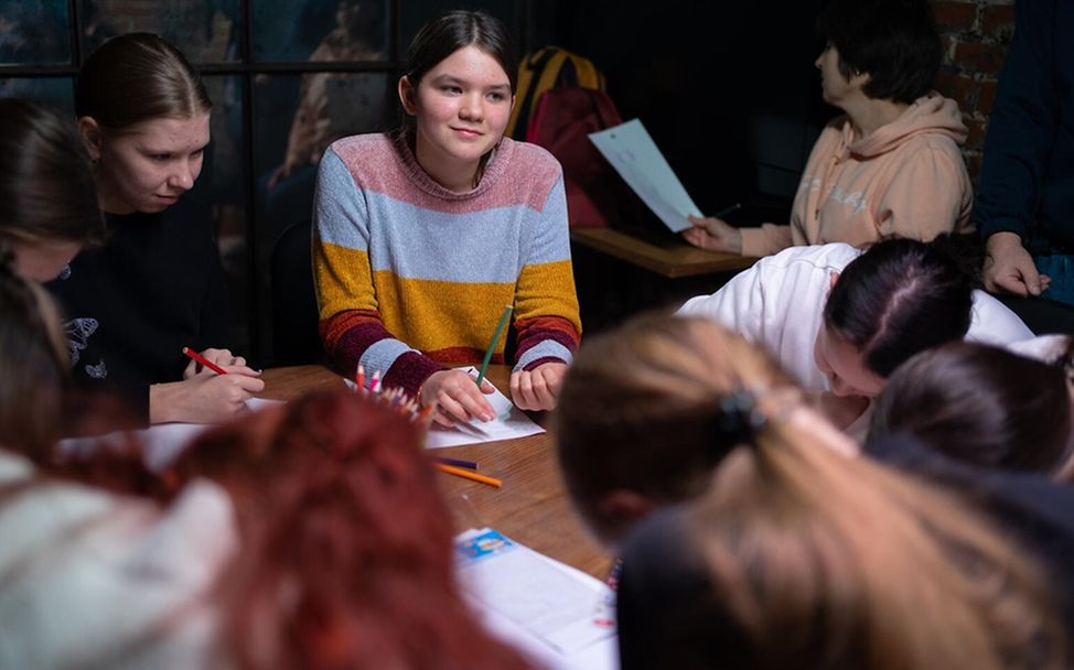 Ukraine: Junge Menschen lernen, um den verpassten Unterricht aufzuholen.
