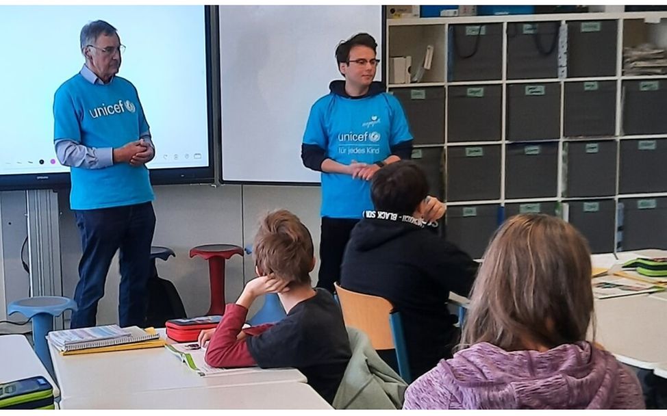Mitglieder von UNICEF Göttingen erklären die Red-Hand-Day-Aktion