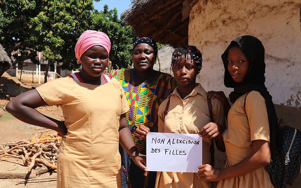 Im September 2022 posiert Koulako, 39, mit ihren Töchtern gegen Mädchenbeschneidung in Guinea.