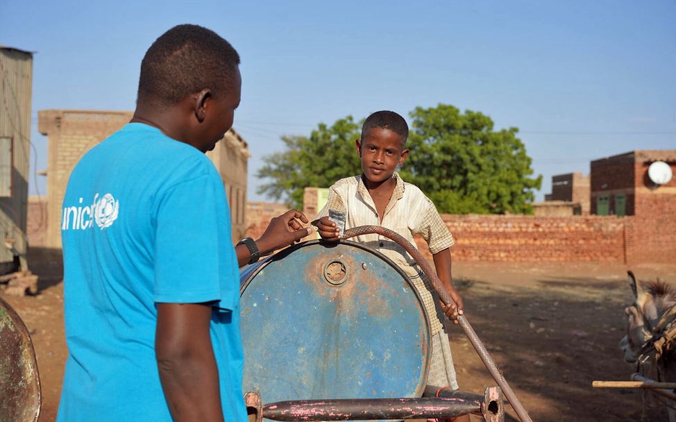 Sudan Spenden Nothilfe: Ein Junge bekommt von einem UNICEF-Nothelfer sauberes Wasser