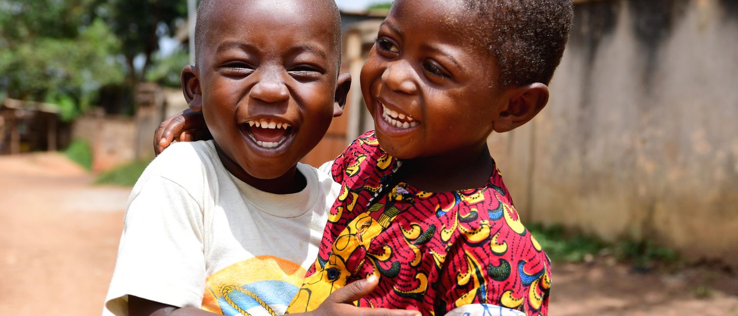 Zwei Lachende Kinder Elfenbeinküste