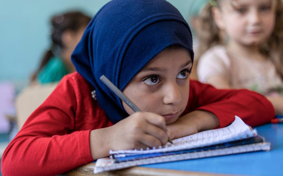 UNICEF hilft Kindern in Aleppo, ihre Ausbildung durch Nachhilfeunterricht fortzusetzen. Hier ein Mädchen beim Lernen. 
