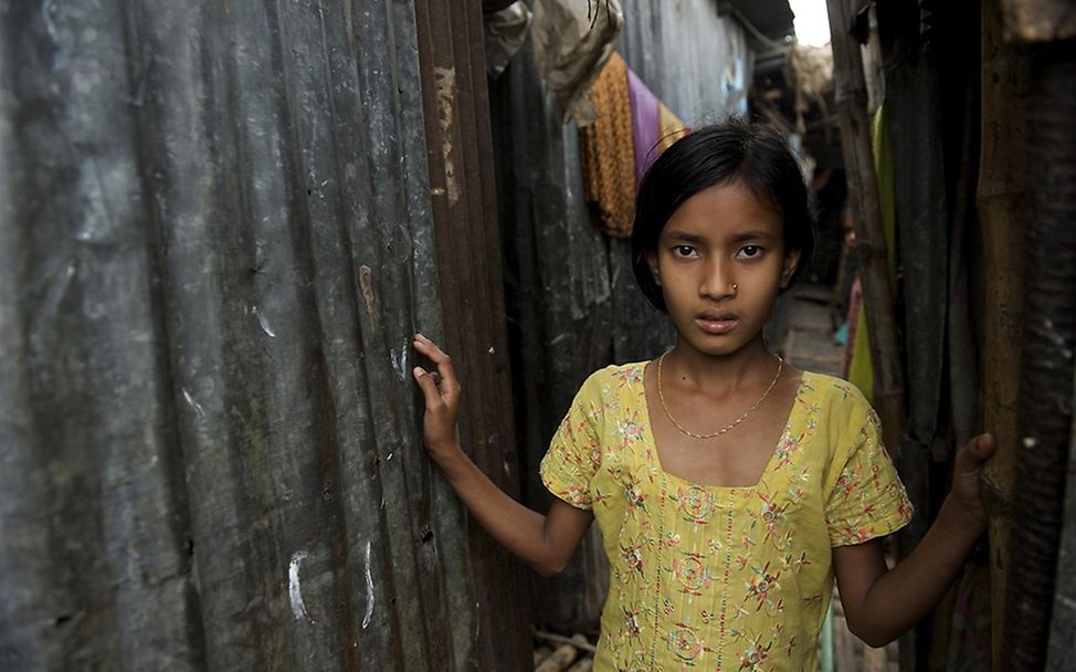 Ein Mädchen auf den Straßen eines Slums in Dhaka, Bangladesh. © UNICEF/Noorani