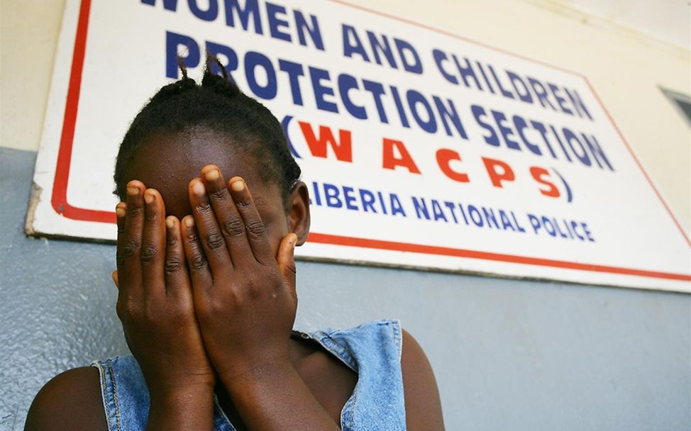 Ein Mädchen vor der Frauen- und Kinderschutzstelle der Polizeistation in Monrovia, Liberia. © UNICEF/Pirozzi