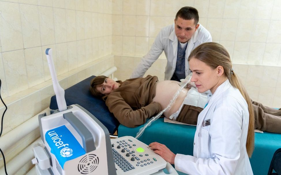 Geburtshelferin Yulia Mudra untersucht Maria im Brovary Hospital.