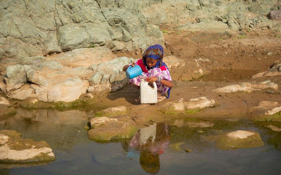 Madina Mohamed Awad (7) füllt unsicheres Wasser in Gelhanty, Rotes Meer, Sudan.