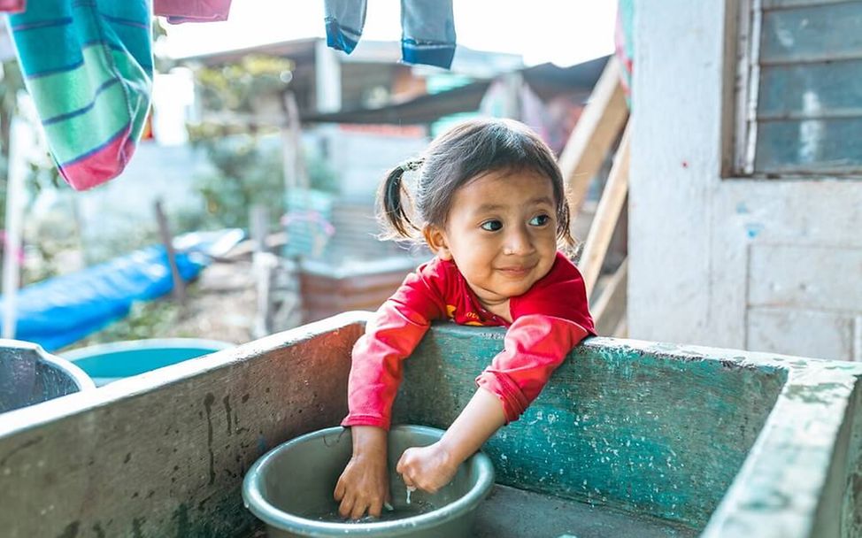 Gesundheit und Hygiene in Guatemala: Maria Christina (2) wäscht sich die Hände