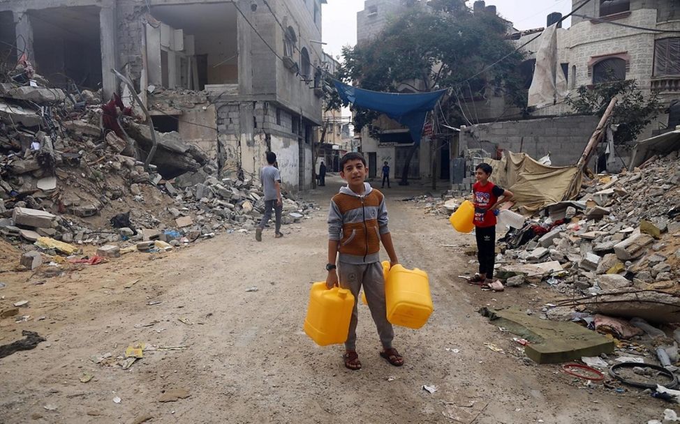 Junge in Gaza beim Wasserholen 