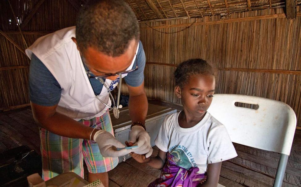 Malaria: Ein fieberkrankes Mädchen in Madagaskar wird auf Malaria getestet. 