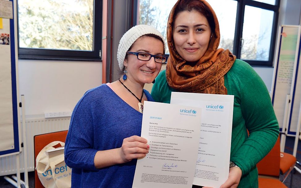 Erwachsene Assistentinnen für die JuniorTeams: Blerina und Bahareh. © UNICEF Deutschland/Vielz