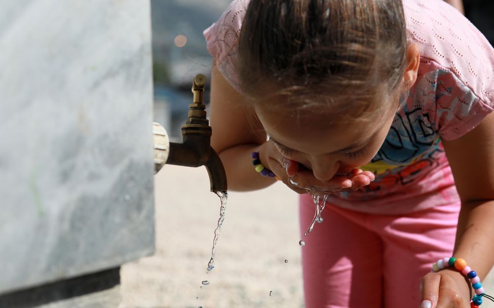 Ein Mädchen wäscht sich den Mund in einer UNICEF-Unterkunft in Hatay, nachdem ihre Heimat von Erdbeben erschüttert wurden.