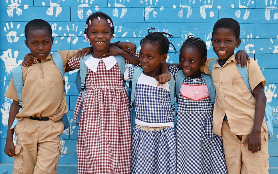 UNICEF erbaut Schulen aus recyceltem Plastik an der Elfenbeinküste, um Kindern wieder Zugang zu Bildung zu ermöglichen.