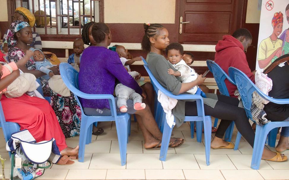 Malaria: Eltern warten mit ihren Babys in Kamerun darauf, dass die Kinder ihre Malaria-Impfung erhalten. 