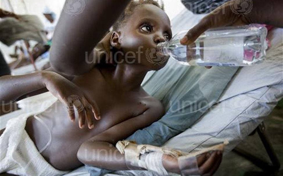 Ein an Cholera erkranktes Kind wird in einem Krankenhaus versorgt, Port-au-Prince. © UNICEF/Dormino