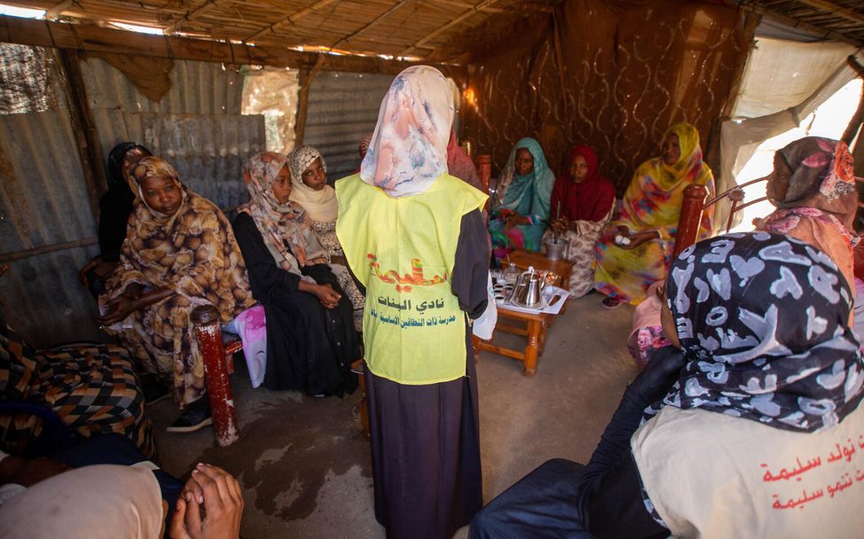 Sudan: Kinderrechtsaktivistin Fiyha klärt Mütter über die Gefahren von FGM auf. 