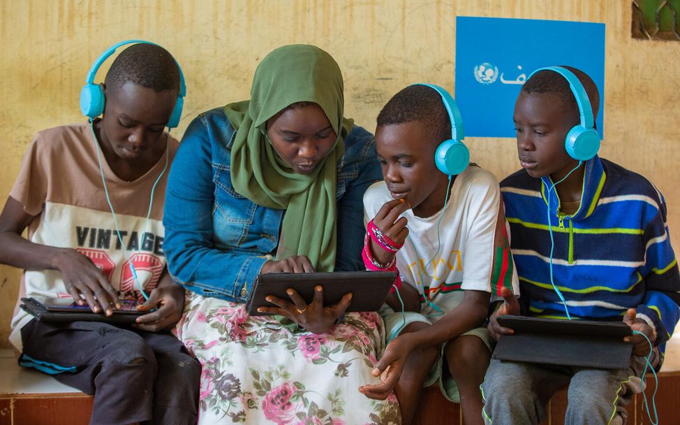 Sudan: Kinder lernen mithilfe von Tablets