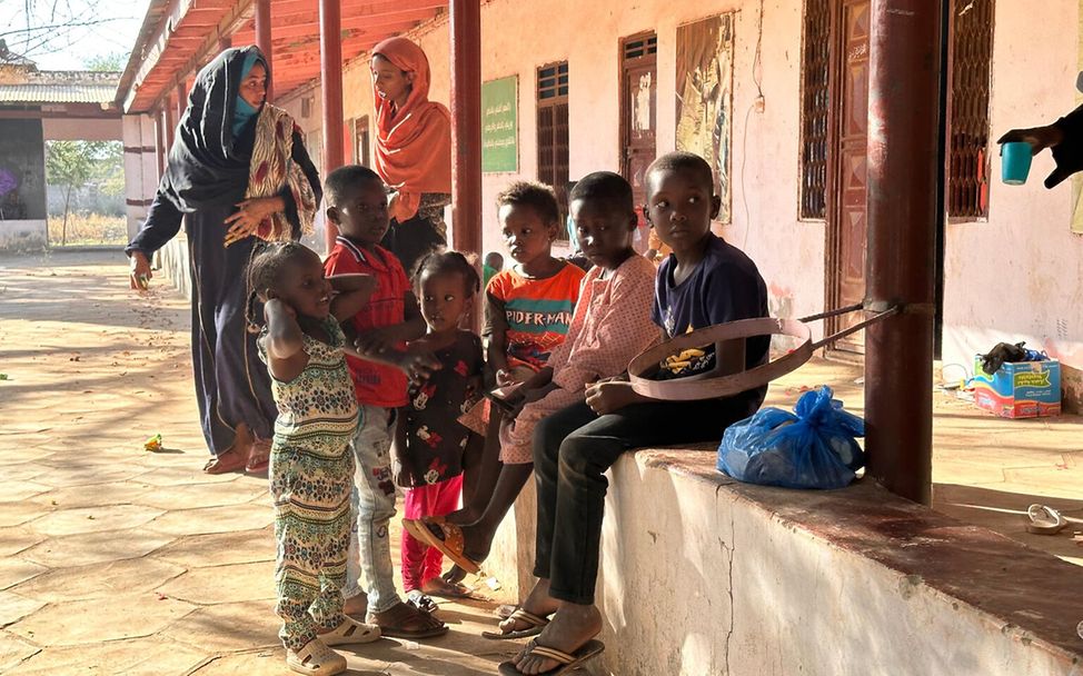 Sudan: Vertriebene Kinder stehen an einer Sammelstelle zusammen.
