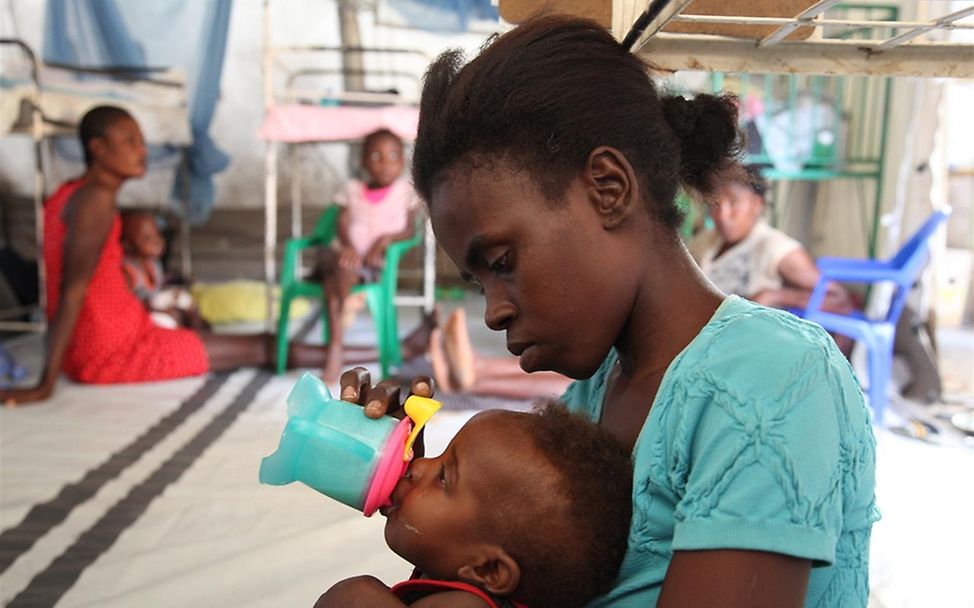 Die Mutter gibt ihrem Kind Spezialmilch für mangelernährte Kinder. © UNICEF/LeMoyne