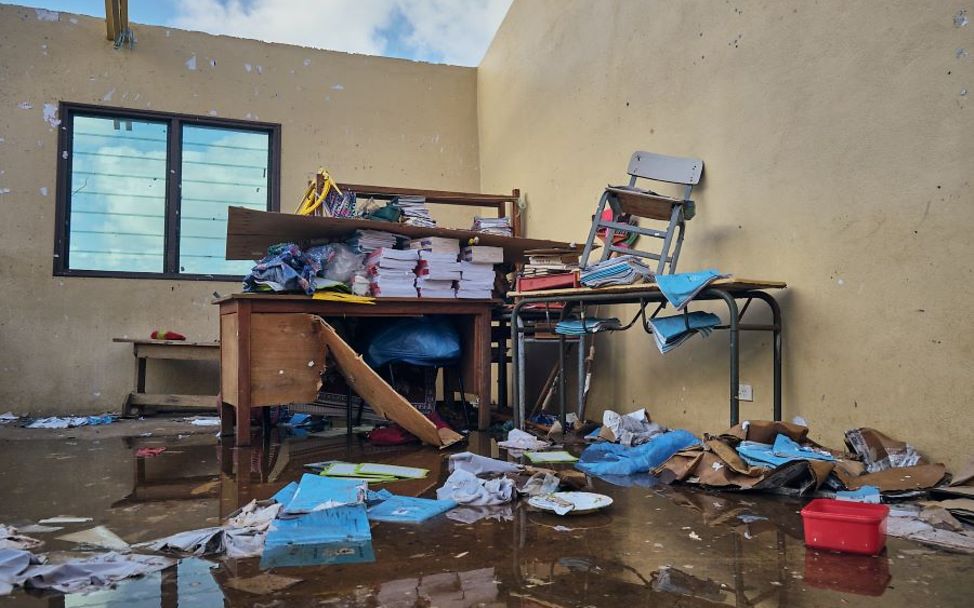 Durch Sturm stark beschädigter Klassenraum.