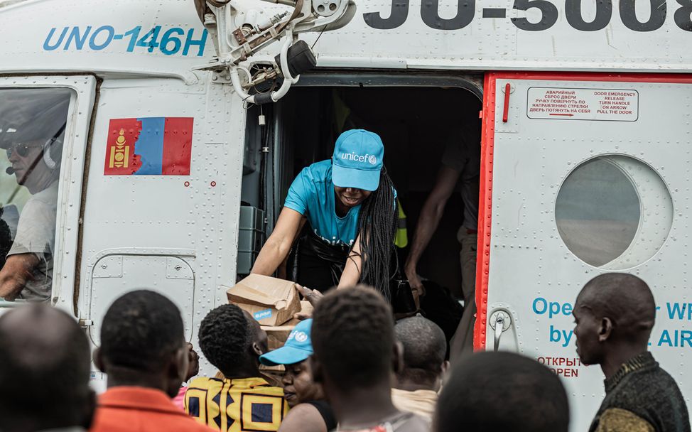 Aus einem Flugzeug werden UNICEF-Hilfsgüter verteilt.