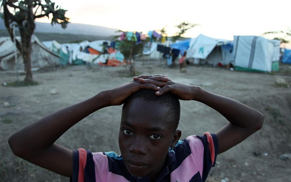 Der Junge wohnt mit seiner Familie im Notlager im Camp Espoir außerhalb von Port-au-Prince. © UNICEF/LeMoyne