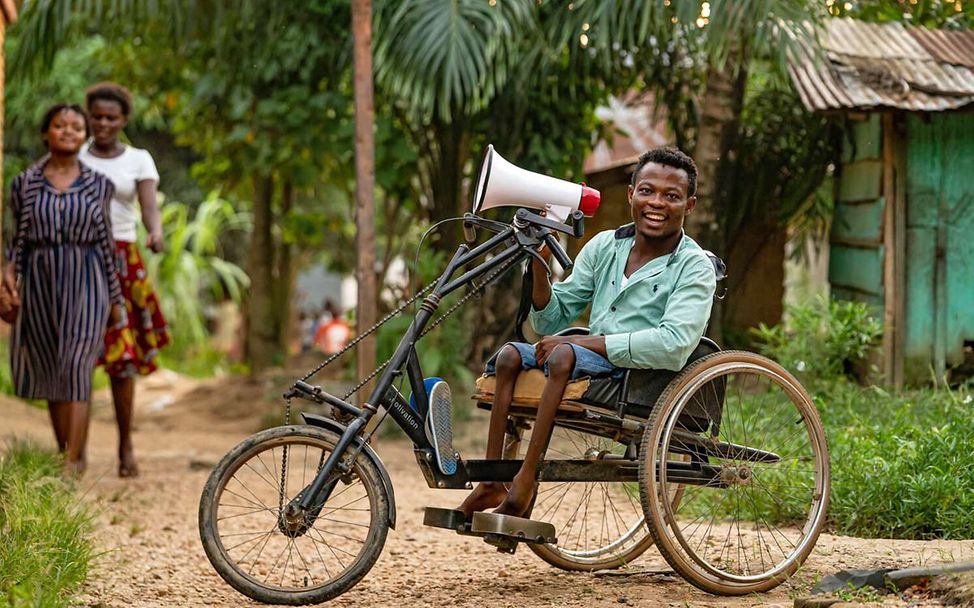 Fast ausgerottete Krankheiten: Ein Polio-Überlebender im Kongo hilft bei der Bekämpfung der Kinderlähmung.