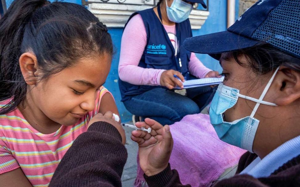 Fast ausgerottete Krankheiten: Ein Mädchen in Guatemala erhält eine Impfung gegen Tetanus. 
