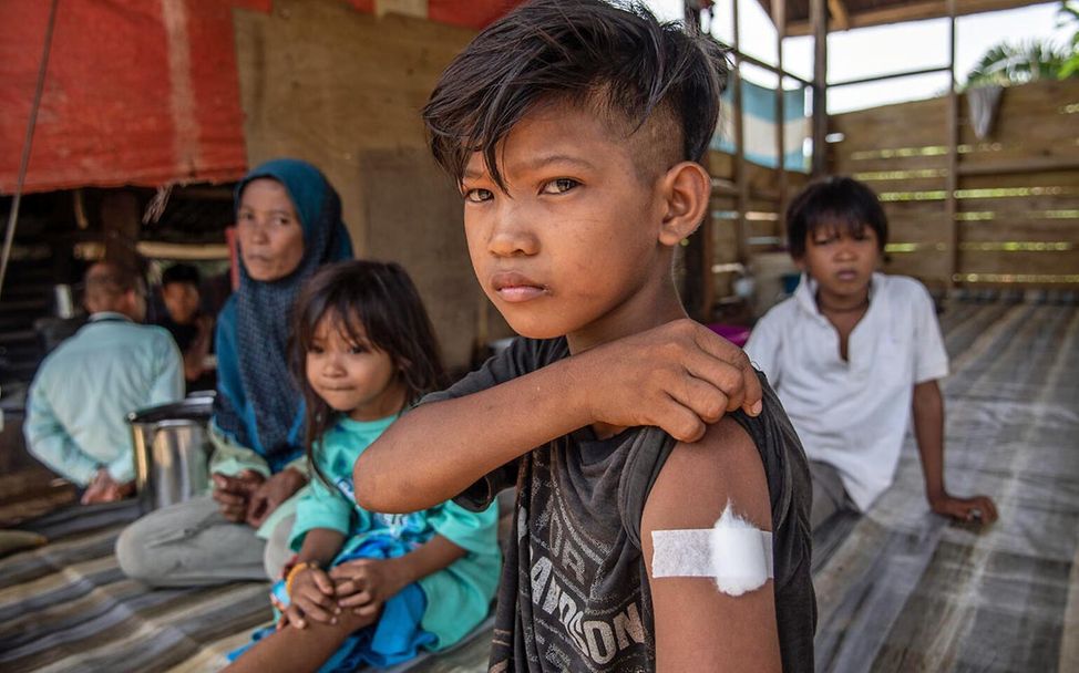 Fast ausgerottete Infektionskrankheiten: Ein Junge in Malaysia erhielt eben eine Keuchhusten-Impfung in den Arm. 