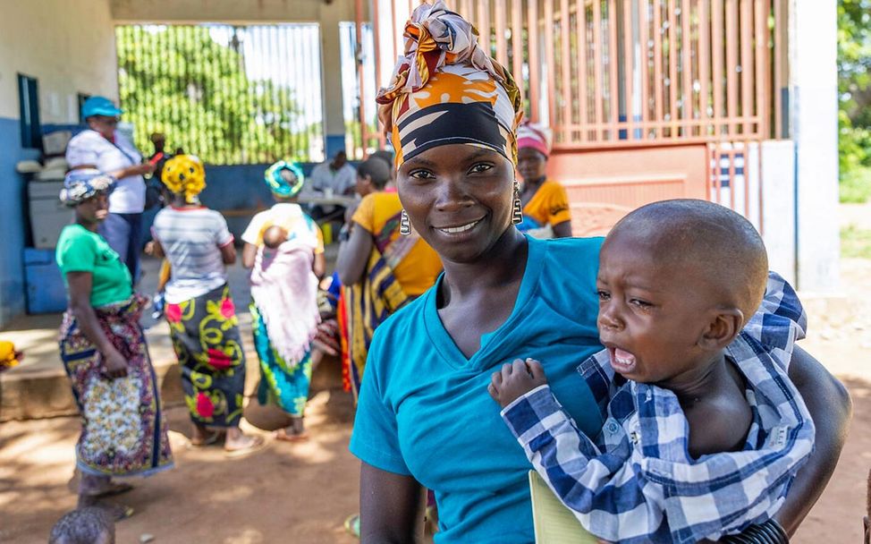 Krankheiten ausrotten: Eine Mutter in Mosambik ist froh über die Mehrfach-Impfung für ihr Baby. 