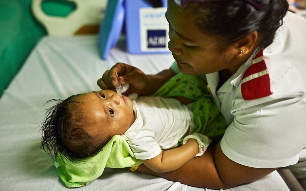 Ausgerottete Krankheiten: Ein Baby in Tuvalu bekommt eine Impfung als Schutz vor Masern und anderen Epidemien. 
