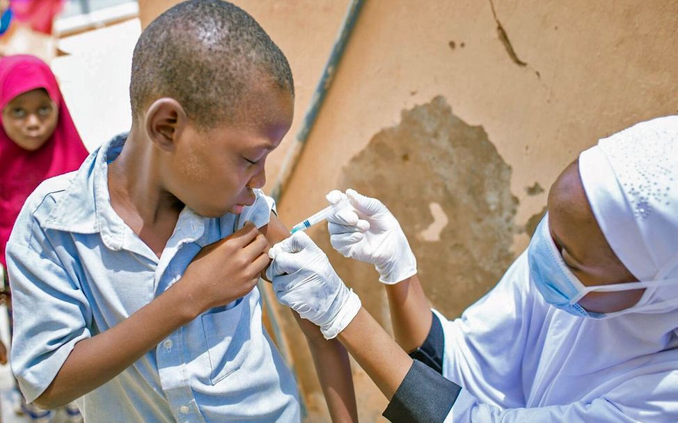 Krankheiten wie Diphtherie ausrotten: Ein Junge bekommt von einer Gesundheitshelferin eine Impfung.