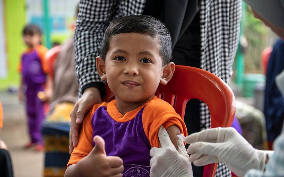 Sulawesi in Indonesien: Ein Junge wird mit Unterstützung von UNICEF geimpft