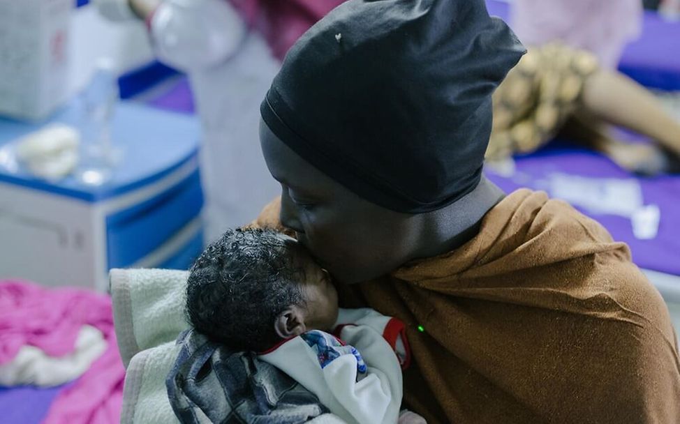 Sudan: Eine Mutter mit ihrem neugeborenen Baby im Krankenhaus
