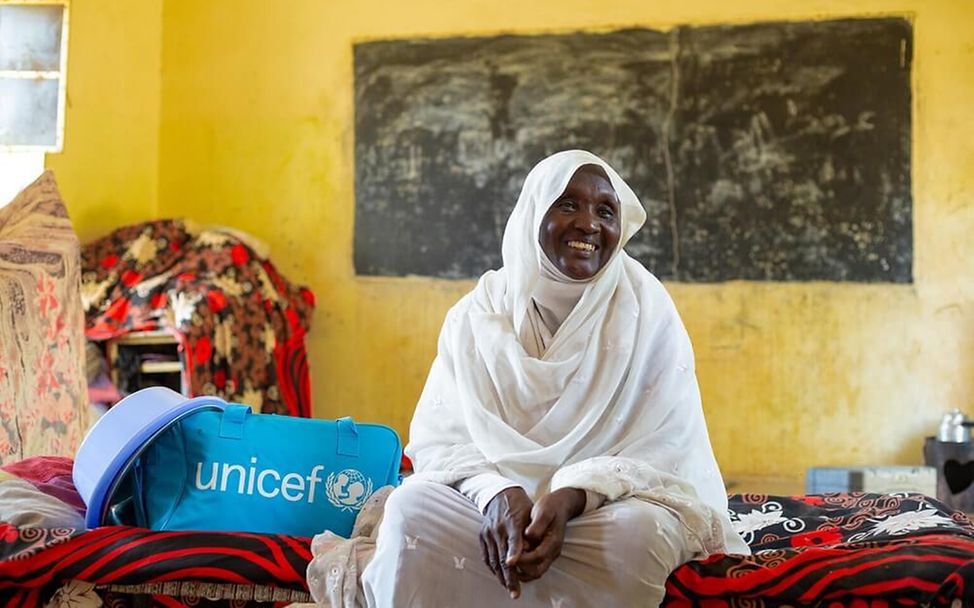 Sudan: Eine Hebamme neben der Ausrüstung, die UNICEF zur Verfügung gestellt hat