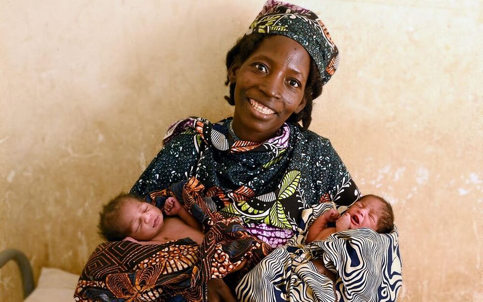 Niger: Eine Mutter mit ihren neugeborenen Zwillingen