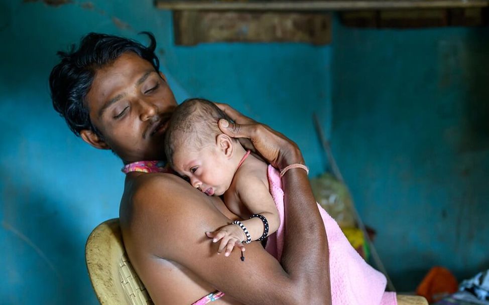 Indien: Ein Vater mit seinem neugeborenen Baby