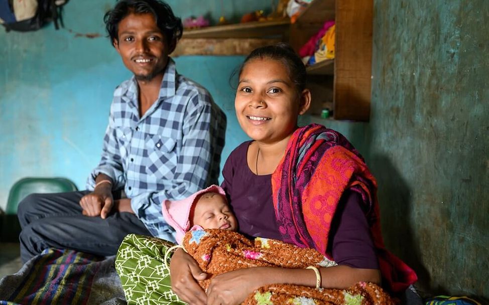 Indien:  Ein Elternpaar mit ihrem Baby, einem Frühchen