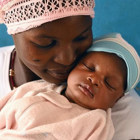 Elfenbeinküste: Eine Mutter schaut liebevoll ihr Baby an