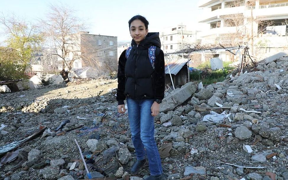 Erdbeben in der Türkei: Ein Mädchen auf dem Weg zur Schule