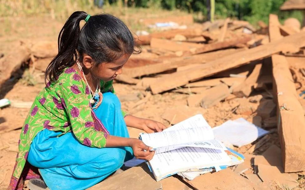 Erdbeben in Nepal: Ein Mädchen findet in den Trümmern ein Schulbuch
