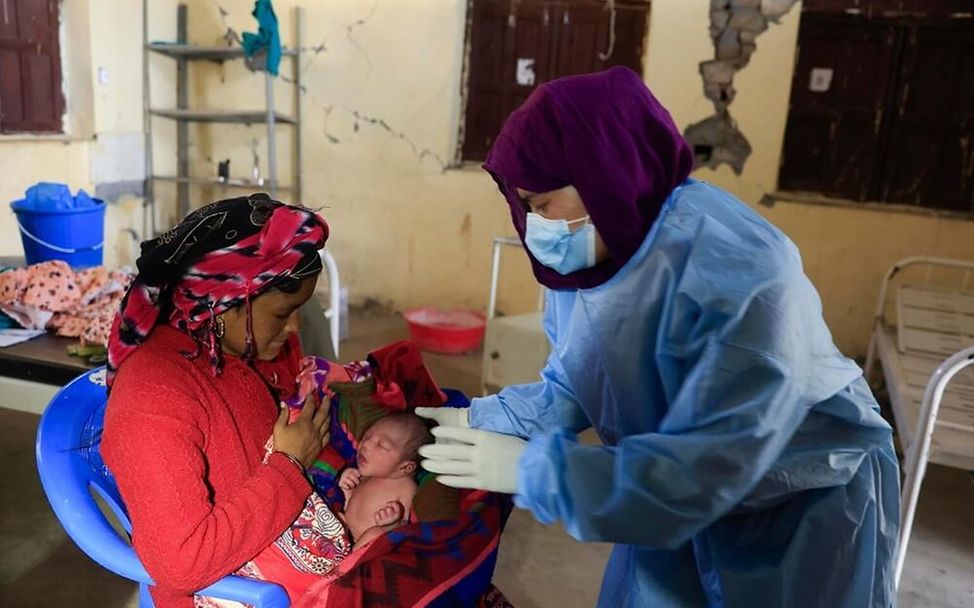 Erdbeben in Nepal: Eine Gesundheitshelferin kümmert sich um ein Baby und seine Mutter