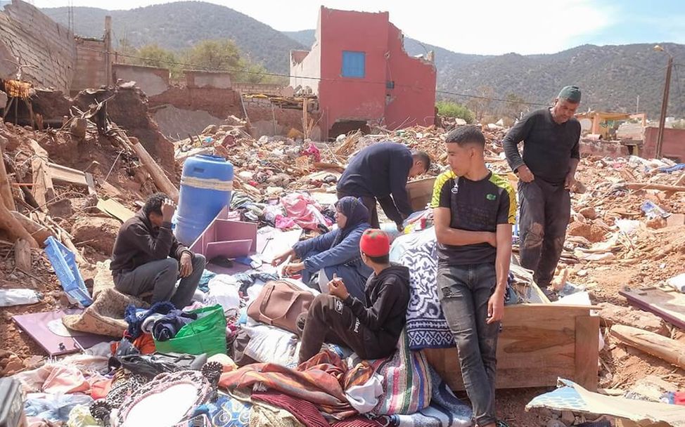 Erdbeben in Marokko: Menschen suchen in den Trümmern nach Kleidung und Gegenständen