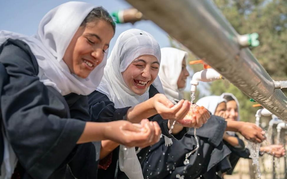 Erdbeben in Afghanistan: Mädchen waschen sich die Hände