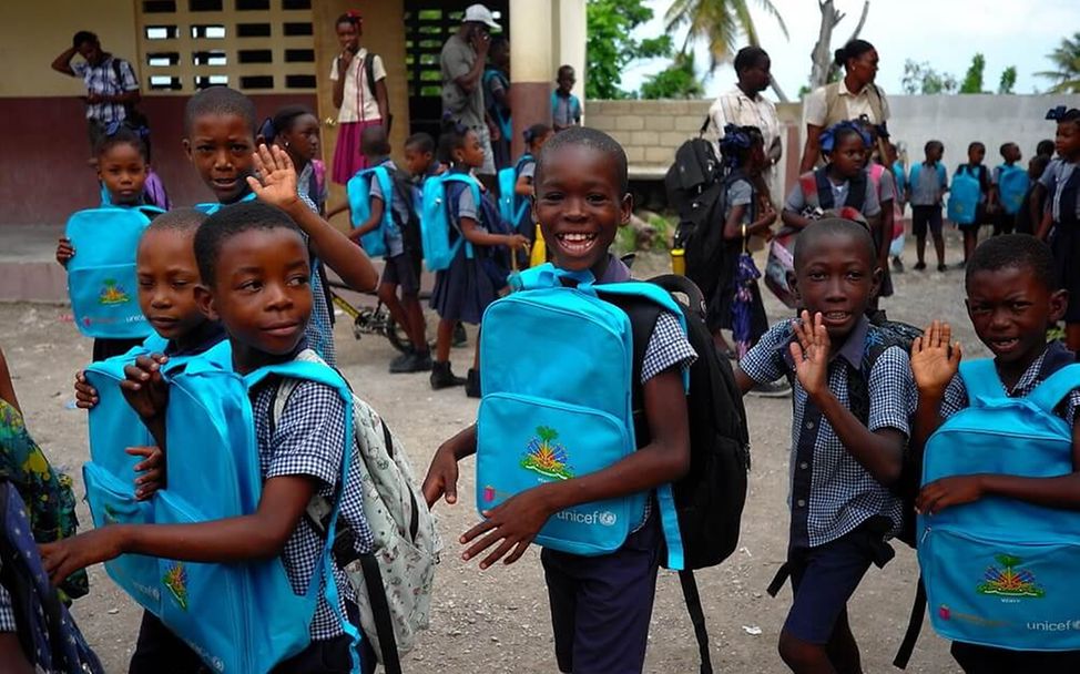 Erdbeben in Haiti: Kinder haben von UNICEF neue Schulrucksäcke bekommen