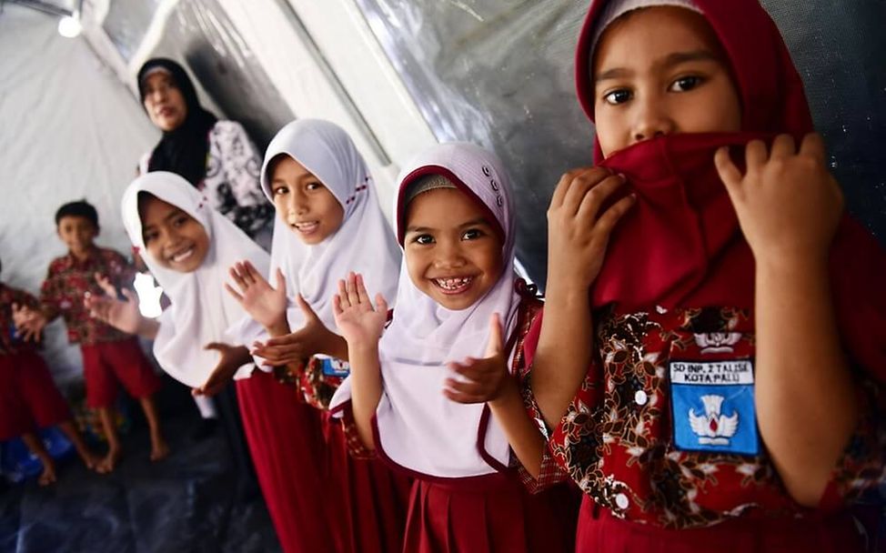 Erdbeben und Tsunami in Indonesien: Viele Kinder leben nun in Zelten