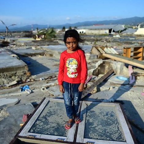 Indonesien: Ein Mädchen steht nach einem Erdbeben auf den Trümmern ihres Hauses 
