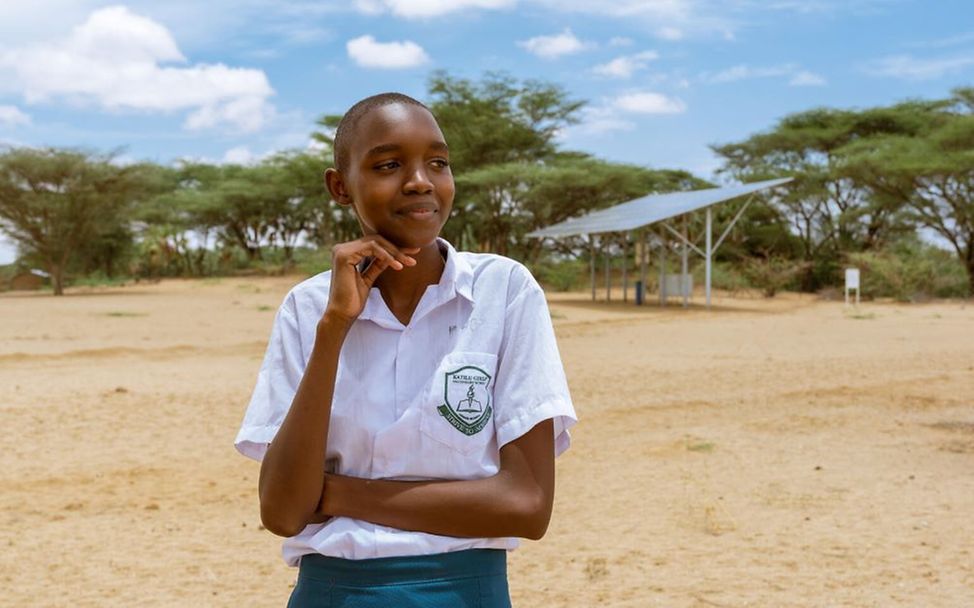 Sharlyne besucht eine Schule, die UNICEF mit solarbetriebenen Wassersystemen unterstützt.