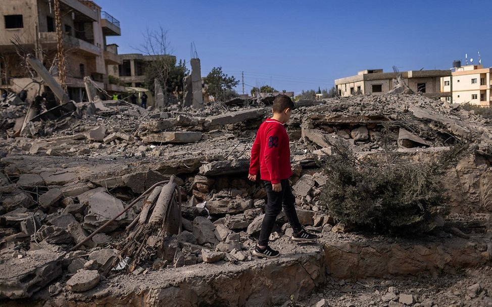 Ein Kind läuft durch die Ruinen eines zerstörten Hauses im Süden des Libanon.