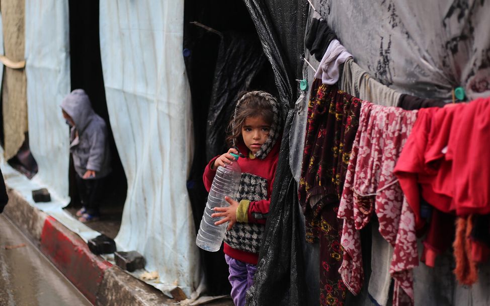 Gaza: Ein Mädchen steht mit einer leeren Wasserflasche in der Hand in der Stadt Rafah im Süden des Gazastreifens.